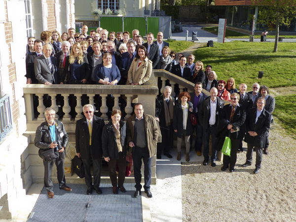 Die Teilnehmerinnen und Teilnehmer der DGP-Fachtagung auf der Terrasse des Instituts Supérieur International du Parfum, de la Cosmétique et de l'Aromatique Alimentaire, ISIPCA, Versaille